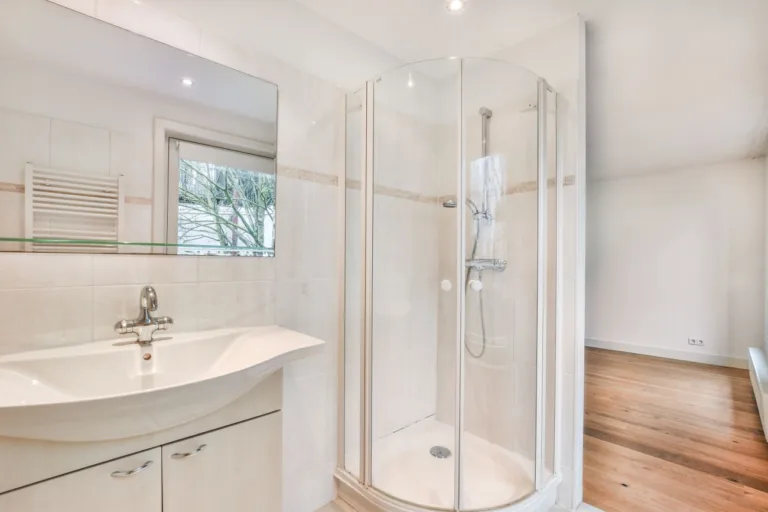 Zalety instalacji kabiny prysznicowej z brodzikiem – dlaczego warto
